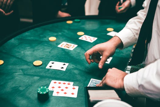 Linguagem Corporal e Tells: Decifre os Termos do Poker